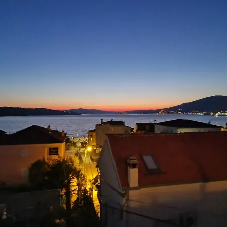 Mala Vala #2 - Seeview - 120 Qm - 3 Sz - Max 6 Pers Trogir
